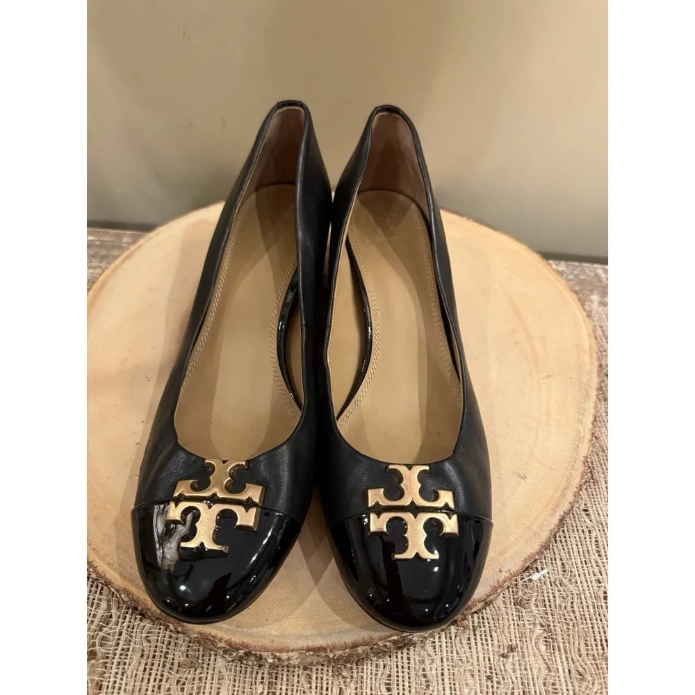 Tory Burch Everly Patent Cap‎ Toe Pump Black Block Heel Shoes Size 9 Gold Logo